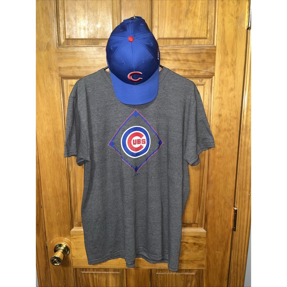 Chicago Cubs Majestic Womens Short Sleeve T-Shirt Gray LG & Cubs Hat (OSFA)